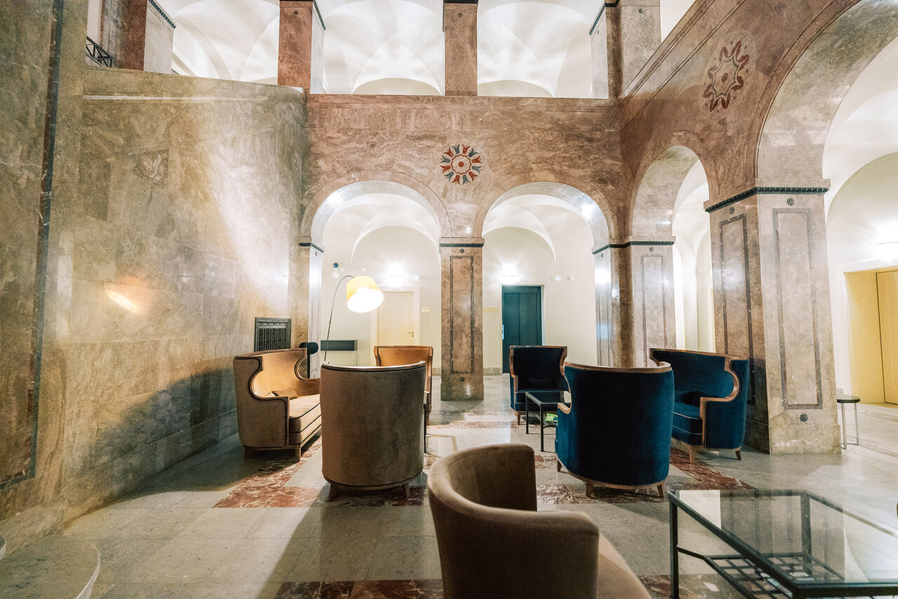 Sitzecke im Marmoratrium des H24 Parkhotel Thale